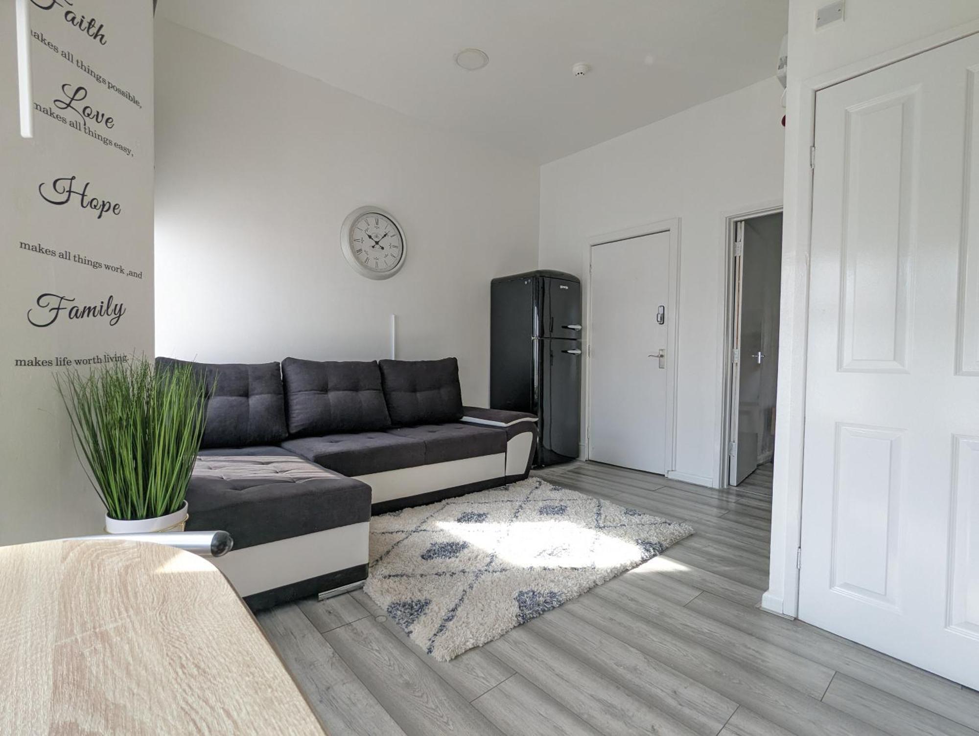 Inner-City Apartments - Basic Amenites Cardiff Exterior photo